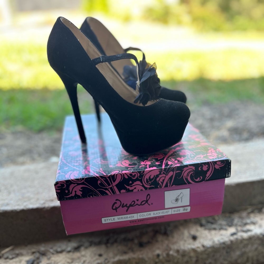 Quipid black heels new in the box , black with dark blue flowers sizes 6 to 8.5